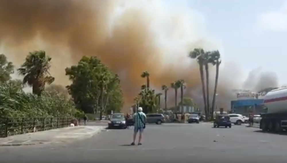 Požar buknuo u poznatom letovalištu, turisti BEŽALI U MORE! (VIDEO)
