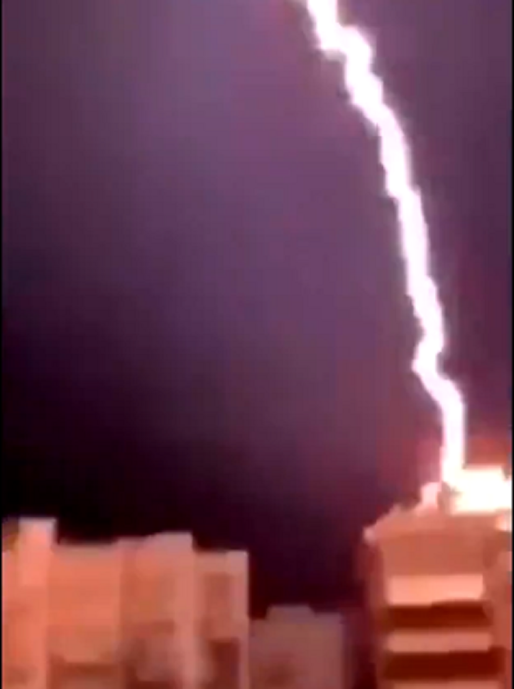 Grom spržio zgradu u Solunu! Prekinute internet i telefonske veze na Halkidikiju! Srpski turisti se ne javljaju! (VIDEO)