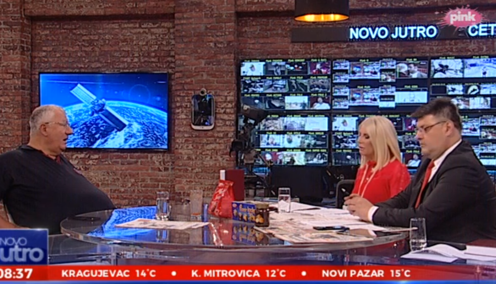 Dea sedela na svom mestu, program tekao po planu, a onda je Šešelj ušao! Krenuo da URLA K'O LUD, zatreslo se sve! (FOTO)