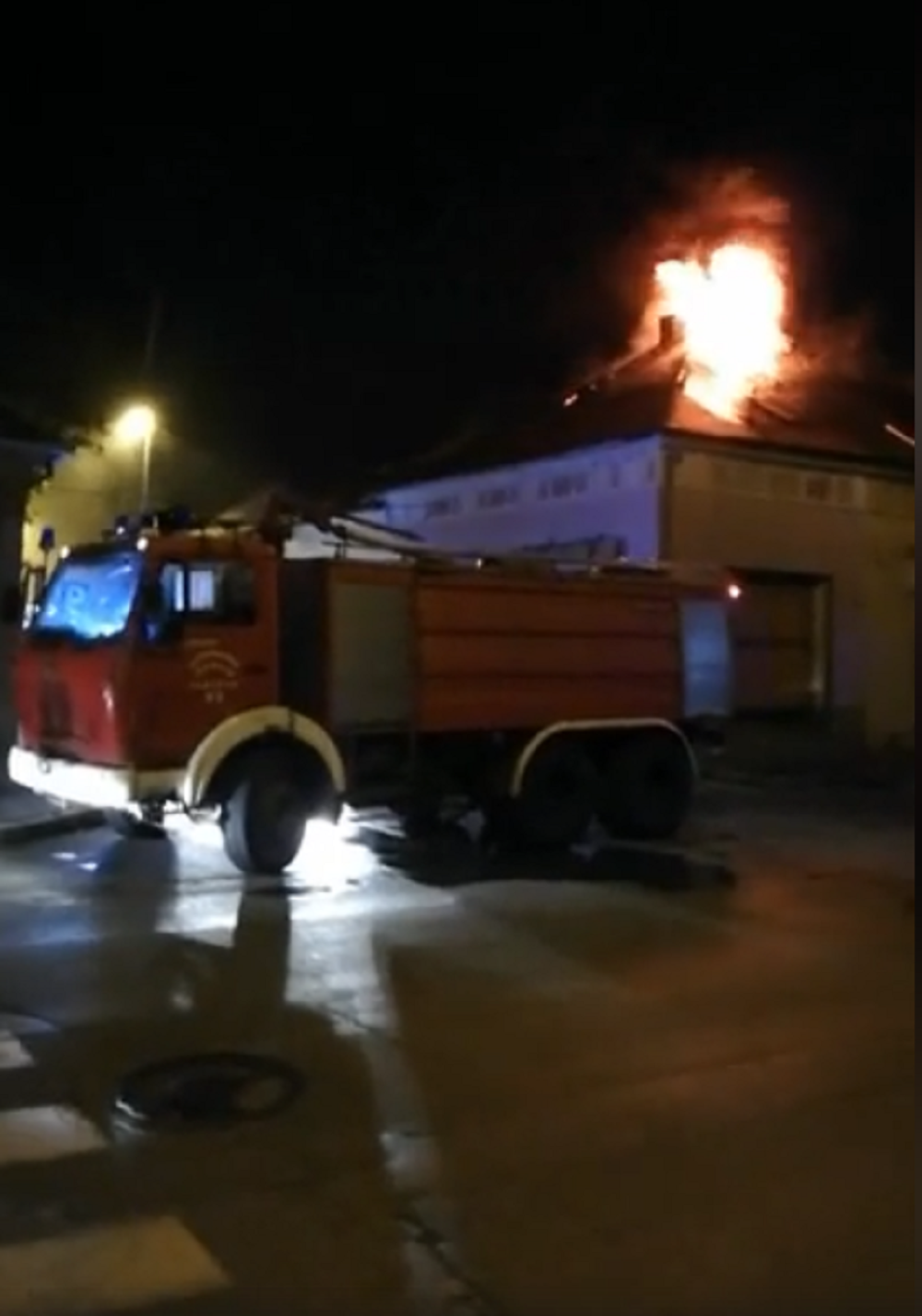 Izgorele kuća i škola! Vatra divljala satima! (VIDEO)