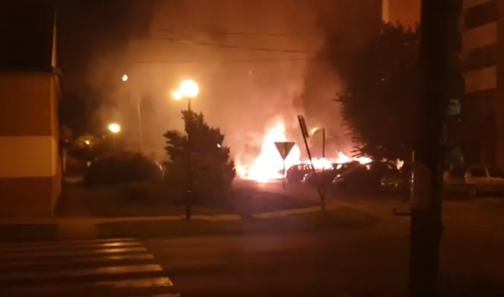 Izgorelo 8 automobila kod Lepe Brene!