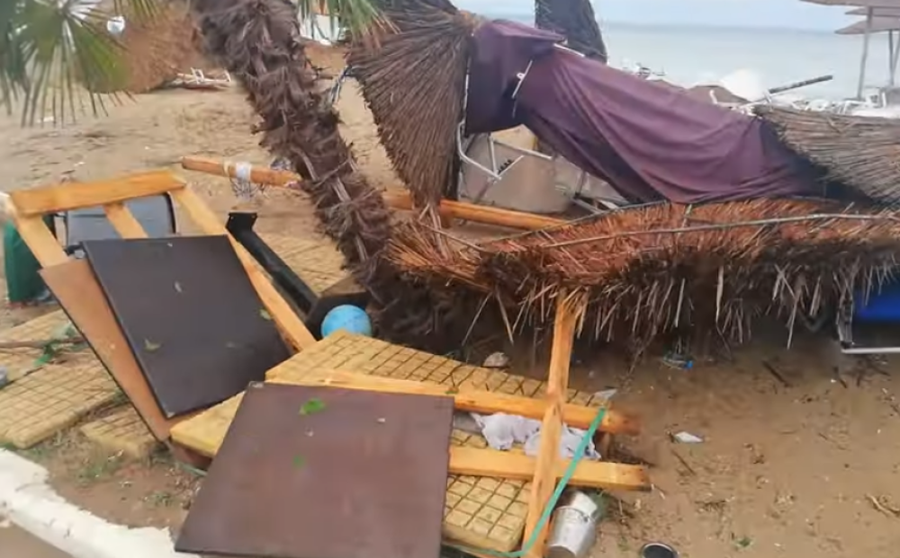 Majka i sin sedeli na plaži, onda je krov smrskao ženu, sin hteo da pomogne, ali vetar ga je podigao visoko u vazduh i bacio svom snagom na STAKLO!