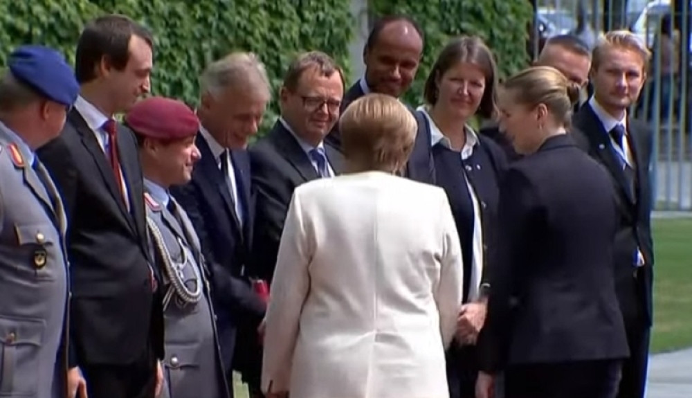 Hodala najnormalnije, pozdravila se sa svima, a onda više nije mogla da izdrži! Nikad gore nije izgledala!