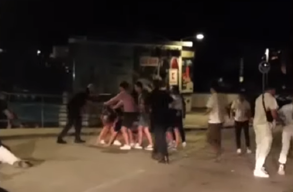 Ludnica u Hrvatskoj! Sevale pesnice, ima povređenih! Potukli se nasred rive! Devojka ih razdvajala, a onda se dogodilo ovo! (VIDEO)