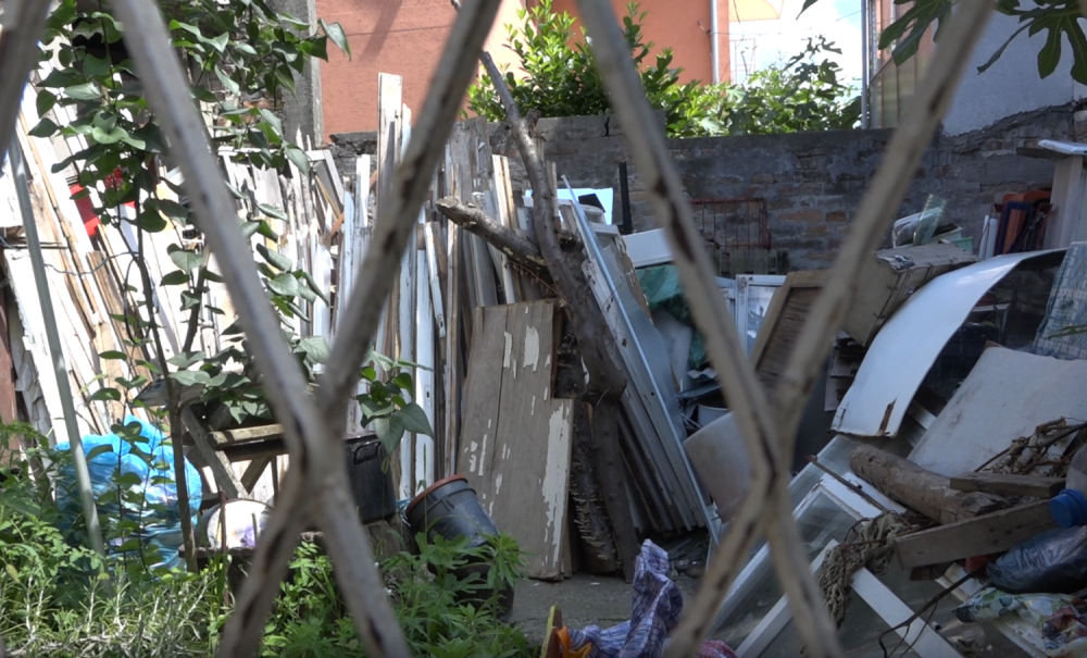 Zatrpao dvorište đubretom, a prema rečima njegove snaje, tu kolje golubove, dere zečeve i besi kokoške! JEZIVO!