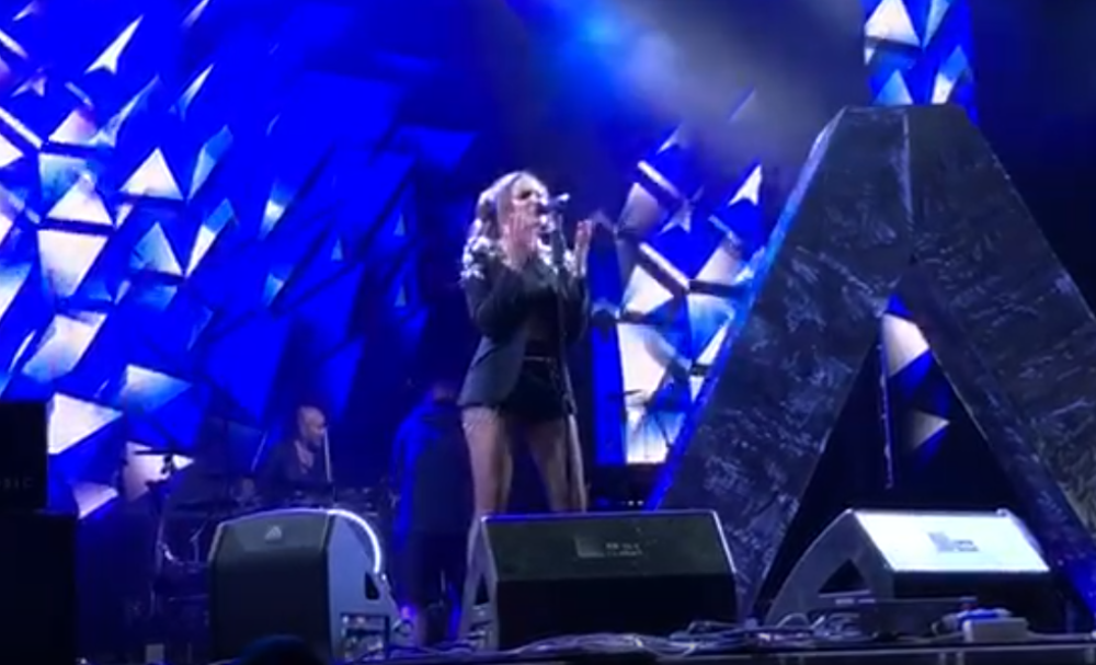 Prija u se*si izdanju izašla na scenu, a svi su gledali SAMO U JEDNU STVAR! (VIDEO)