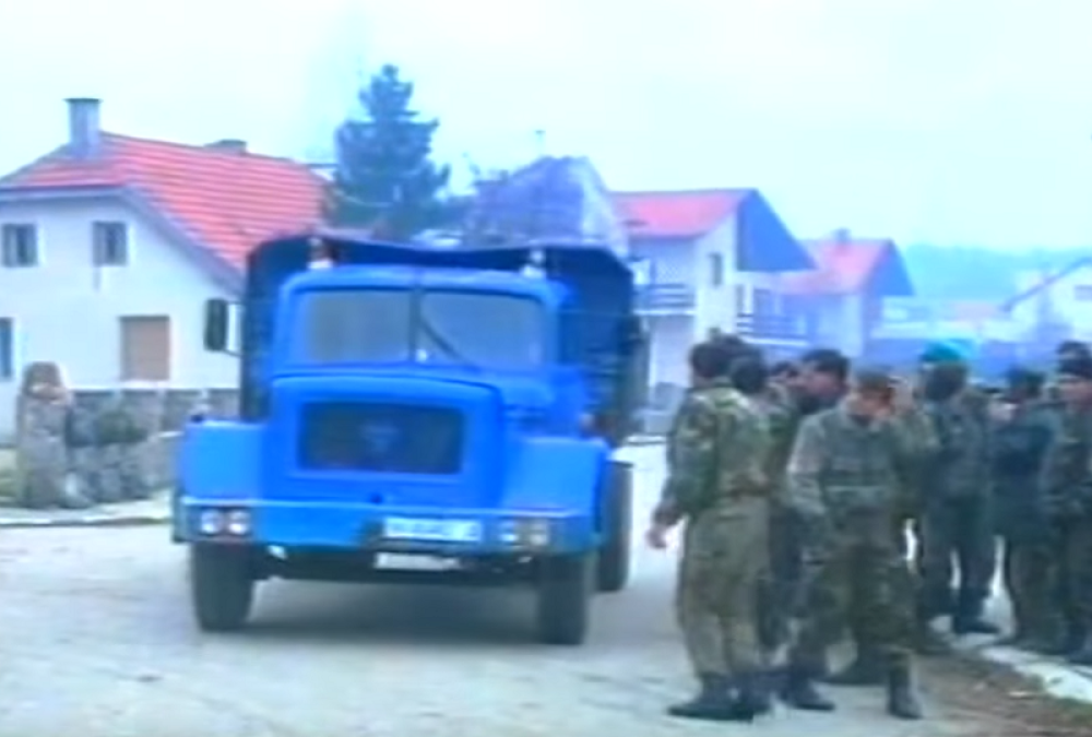 Uzeo vreću i istresao ih nasred hodnika, načelnik zapljunuo poklon i izustio nemilosrdnu rečenicu!