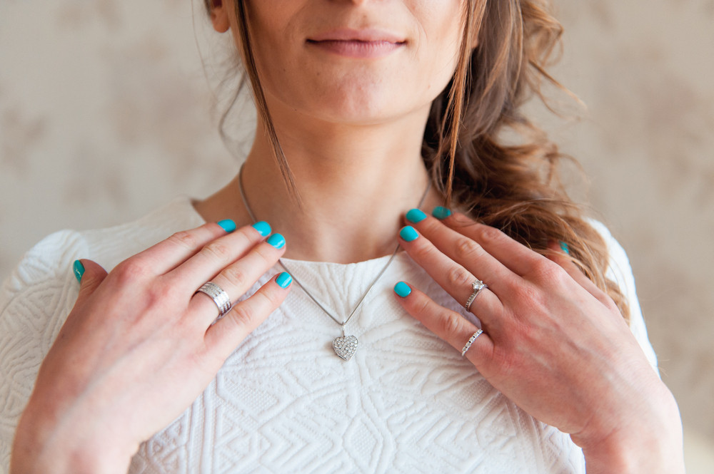 Ženi na ulici strgli s vrata zlatnu ogrlicu i lančić