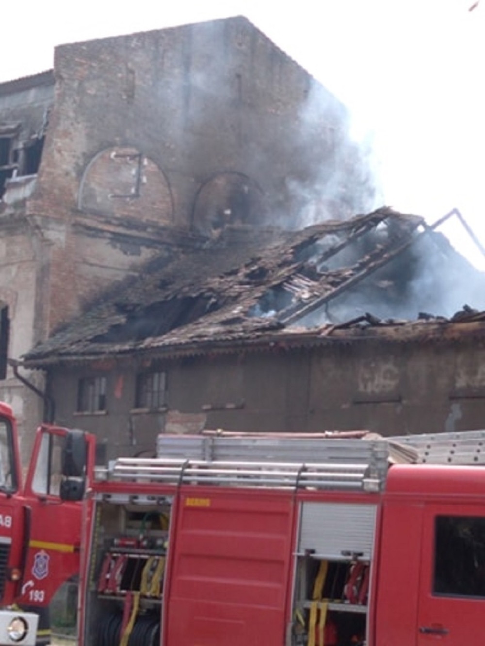 Besni požar u Pančevu, cela zgrada u plamenu, crni dim se nadvio nad gradom! (FOTO/VIDEO)