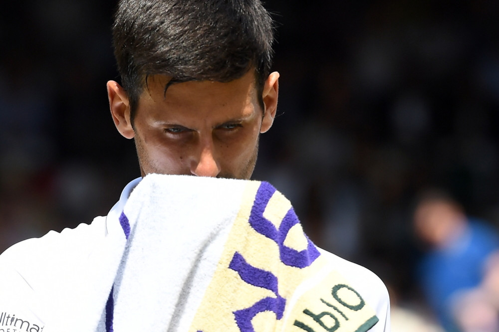 Prekinut sparing sa Nišikorijem, Novak tražio pomoć! Seo na klupu sa bolnom grimasom i uhvatio se za stopalo!  (FOTO)