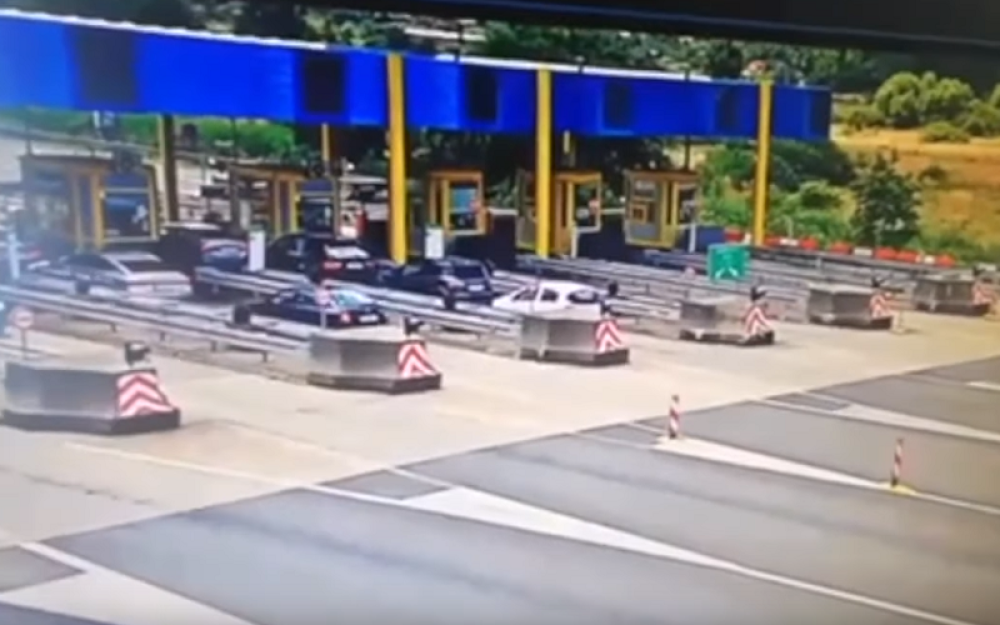 BMW se NEKOTROLISANOM brzinom zakucao u ŠKODU! U smrskanom automobilu bračni par sa detetom! JEZIV PRIZOR (VIDEO)