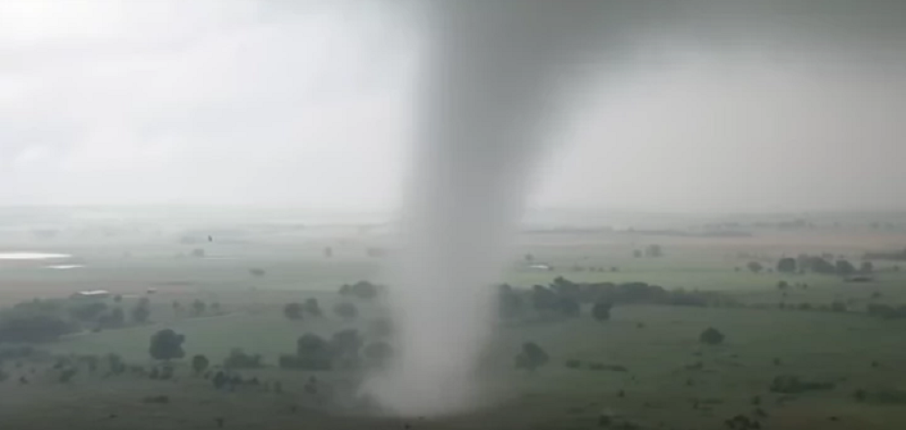 Džinovski tornado bacio prikolicu 240 KILOMETARA, ide ka VELIKOM GRADU!