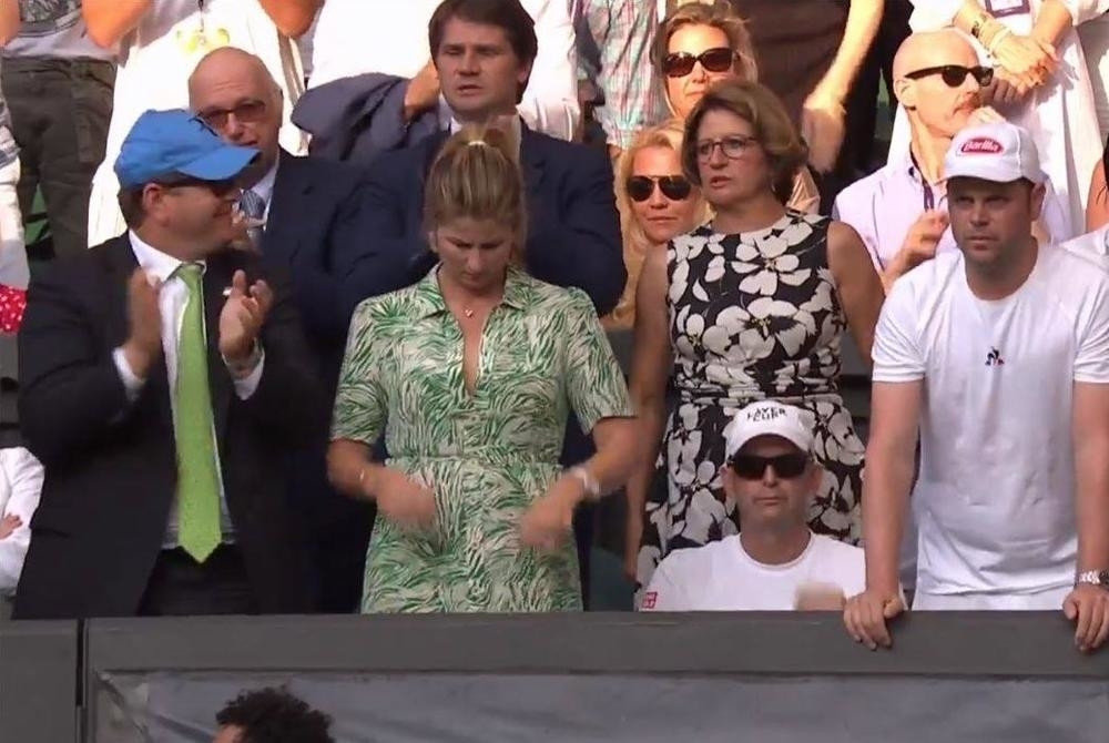 Mirka to ne radi, ali dogodi se i njoj!  Frka sa dekolteom i to baš kad je Rodžer razbijao Rafu Nadala! (FOTO)