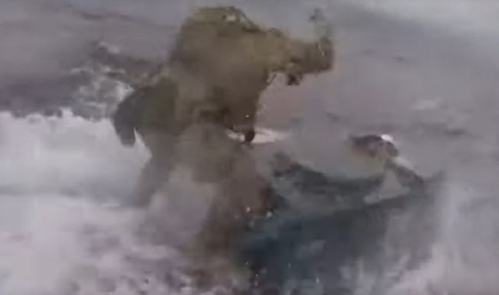 Filmska akcija vojske, nasred okeana izvršili DESANT NA PODMORNICU, vojnik vikao na poklopac, a onda su kriminalci počeli DA ISKAČU! (VIDEO)