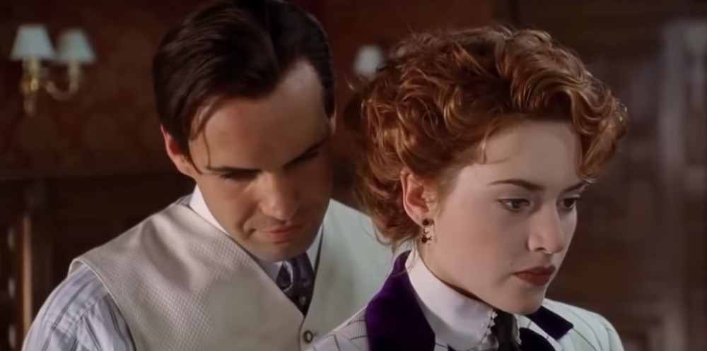 Najveći negativac iz "Titanika" 22 godine kasnije nije ostario ni dana! Ima 53 i izgleda BRUTALNO DOBRO! (FOTO)