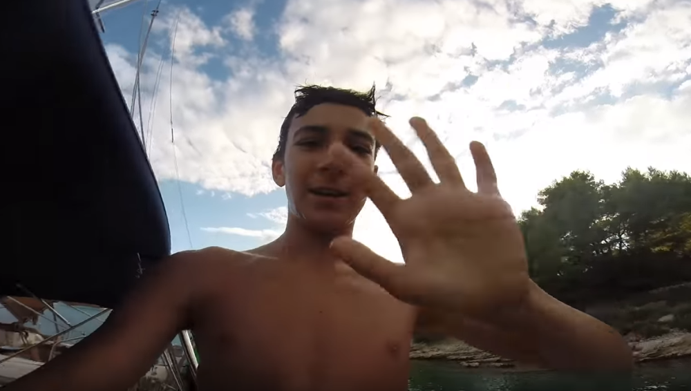 Ne sluteći ništa, momak skočio sa broda u more, a onda je na njega naleteo MORSKI PAS! (VIDEO)