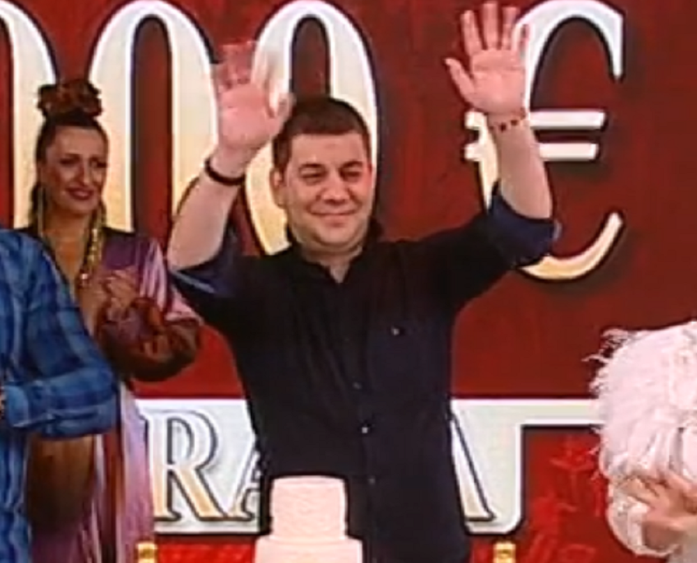 Ivan Marinković u žešćoj akciji: Zavukao joj glavu ispod suknje i liže li liže, potom navalio na nju pa mesi, ne mari za kamere! (VIDEO)