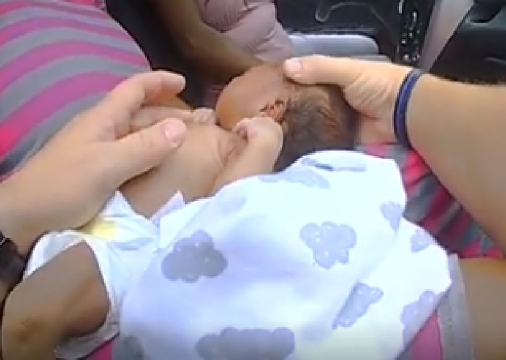 Majka mahnito vozila, policajac zaustavio auto! Kada je otvorio vrata, video je suze i strah u očima (VIDEO)