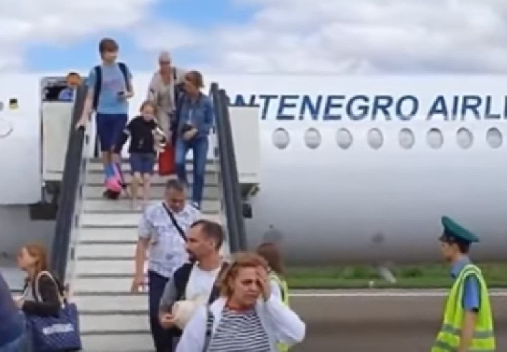 Pilot se onesvestio, stjuardese se upaničile! Evo šta se tačno desilo na letu iz Tivta za Moskvu (FOTO)