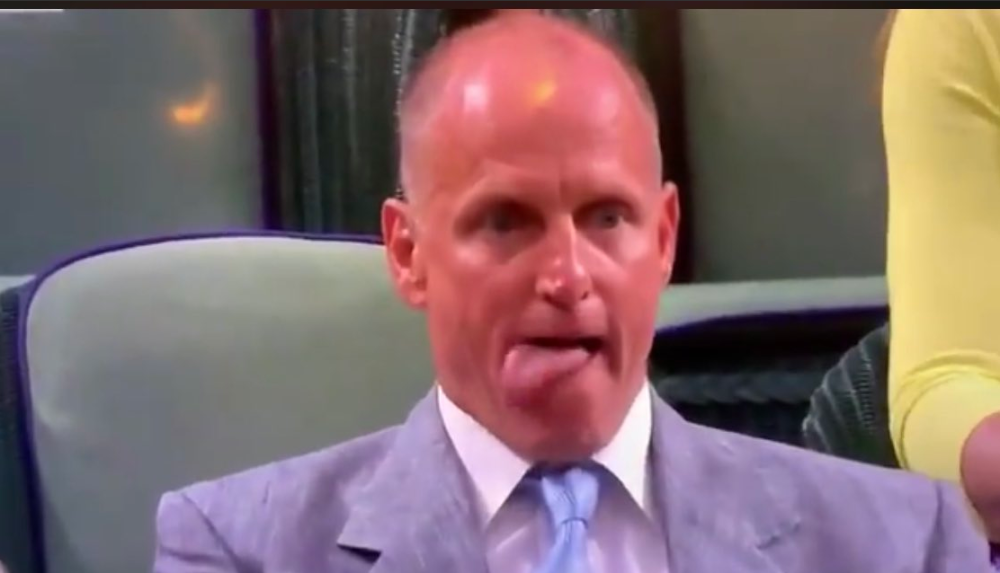 Holivudska faca razbijen od alkohola napravio šou na finalu Vimbldona! (FOTO + VIDEO)