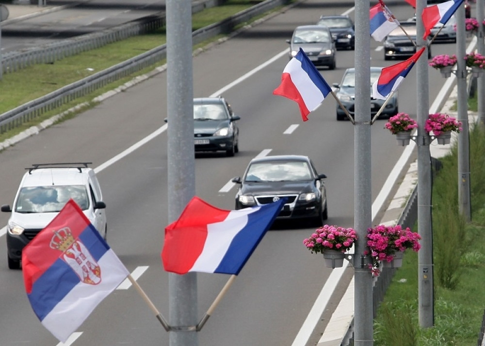 Ceo Beograd okićen francuskim i srpskim zastavama! Prizor na ulicama kakav se NE PAMTI! (FOTO)