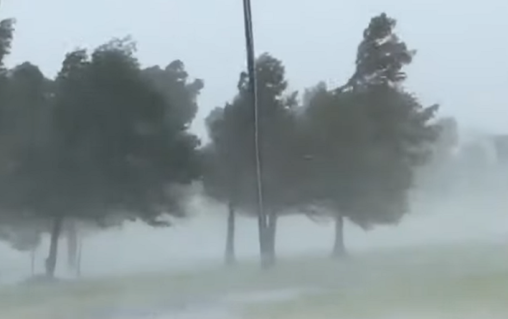 Grmljavina i vetar sve opustošili, Srbiji se sutra sprema isti scenario! (VIDEO)