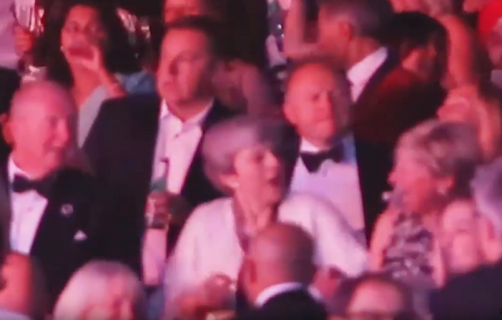 Tereza došla s telohraniteljima na festival pa počela da se BACAKA, zbog detalja iz VIP lože je svi pljuju! (VIDEO)