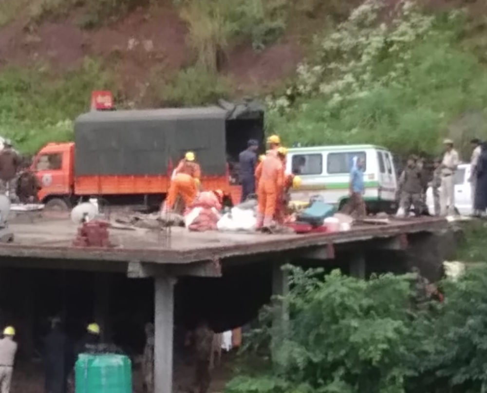Nezapamćena tragedija, više od OSMORO POGINULO, spasioci kopaju po BLATU I ŠUTU! (FOTO)