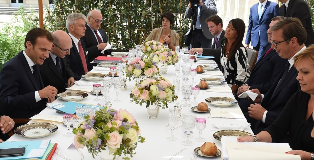 Makronu će u Vili Mir na Dedinju biti služeni srpski specijaliteti i vina, a Vučić će biti SPECIJALNO OBUČEN!