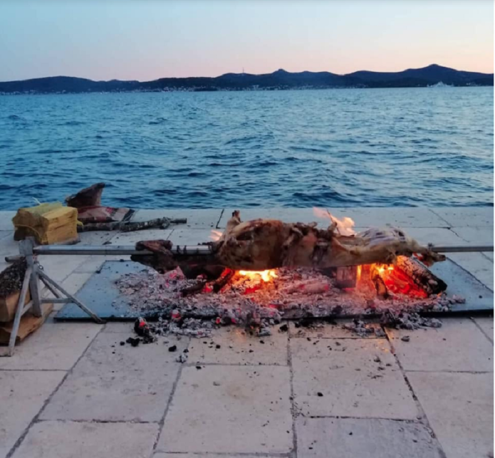 Šok na Jadranu, turistima počele da CURE BALE, miris se širio plažom! (FOTOM)