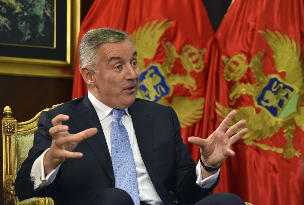 Milova policija upravo upada po kućama! Isplivao sav prljav veš, ispred njegovog dvorišta prava drama!