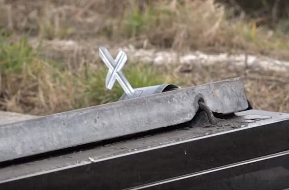 Na Mitrovdanske zadušnice razvaljena vrata crkve! Odneli sve pare i ponovo skrnavili srpske spomenike!