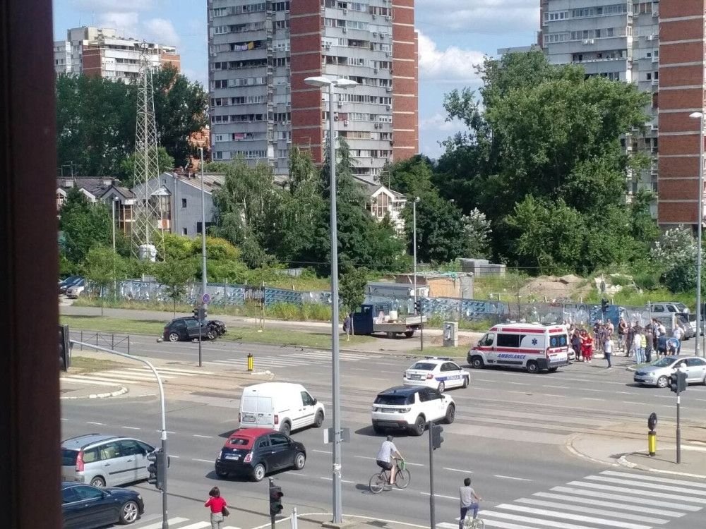 Kočnice zaškripale, a u sledećem trenutku devojka je ležala pored kola! (FOTO)
