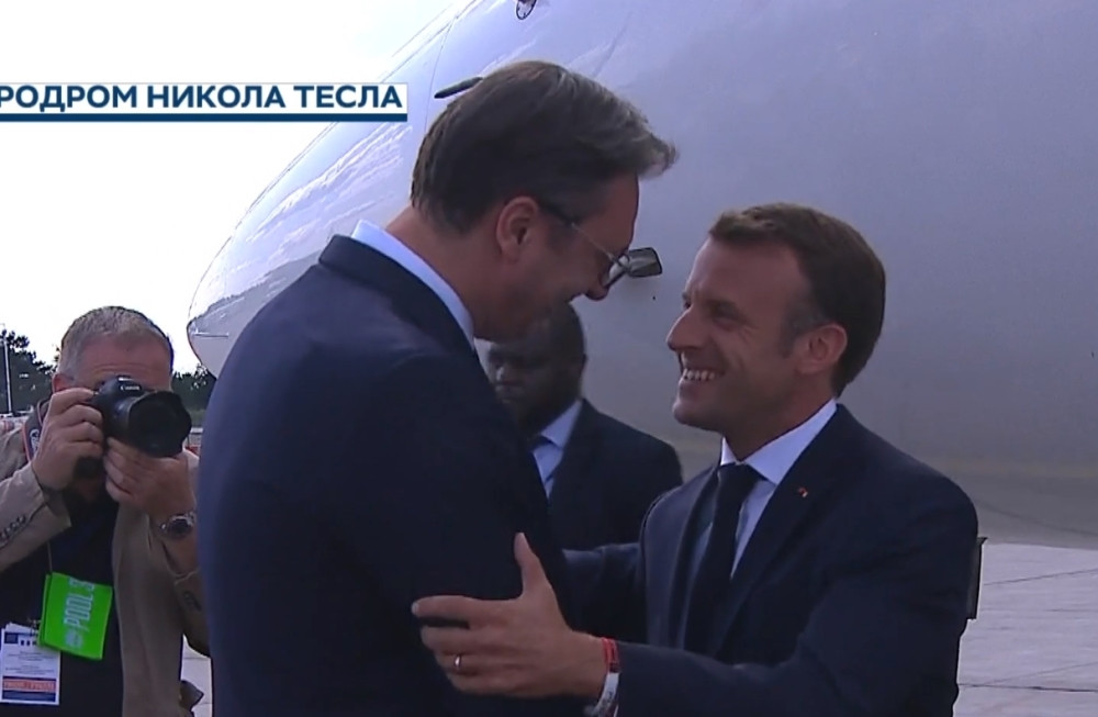 Čim je Makron izašao iz aviona, prišao je Vučiću i pozdravio se s njim na specijalan NAČIN! (FOTO)