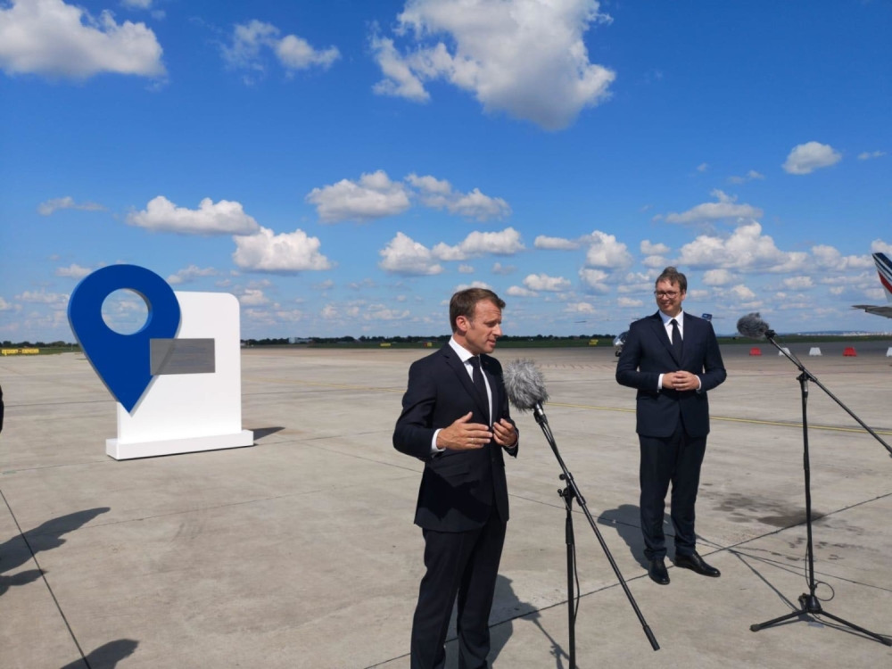 Teget odelo i kravata, bela košulja: Otkrivamo zašto su Emanuel Makron i Aleksandar Vučić isto OBUČENI!