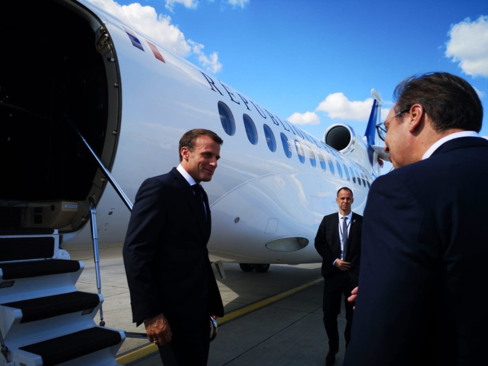 Novinari su na beogradskom aerodromu uočili ČUDNU stvar na LEVOJ RUCI predsednika Francuske! (FOTO)