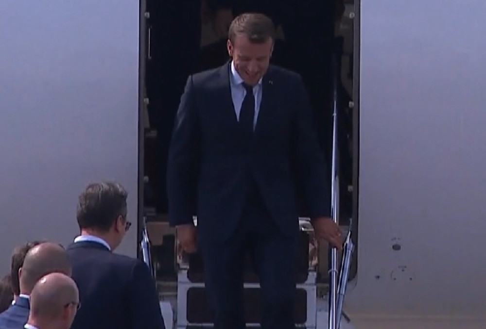 Pogledajte ponos Francuske kojim je doleteo Makron! U njemu je 60 soba i jedna SKRIVENA ODAJA (FOTO)