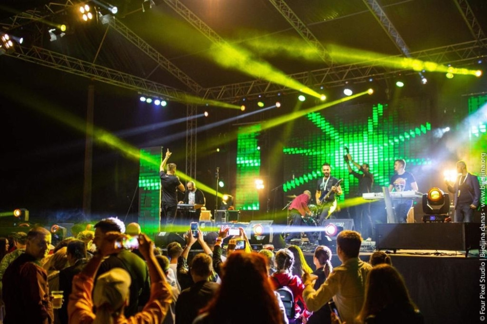 "Sram te bilo!" Poznati pevač se u isto vreme viđa sa više različitih devojaka!? (VIDEO)