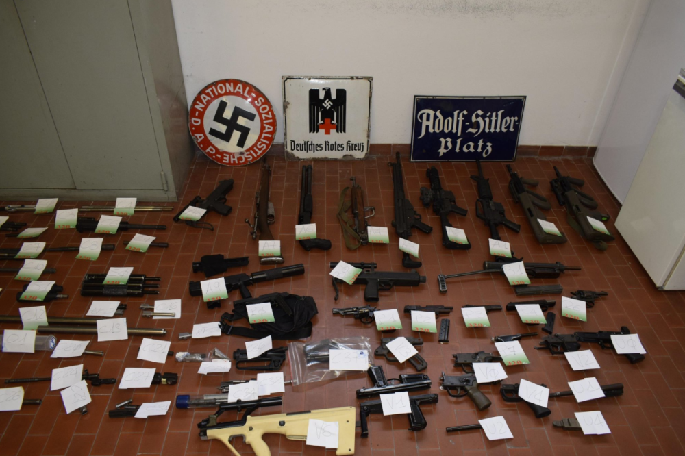 Uhapšeni NEOFAŠISTI koji su pokušali da prodaju oružje preko - MREŽE! (FOTO)