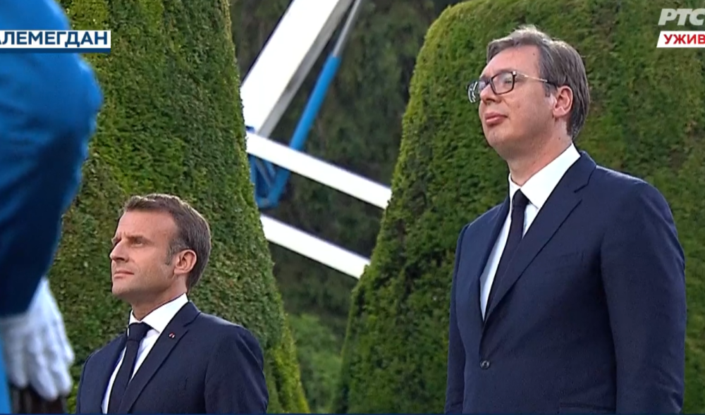 Makron stavio ruku na srce, dvaput se potapšao i izgovorio jednu rečenicu!