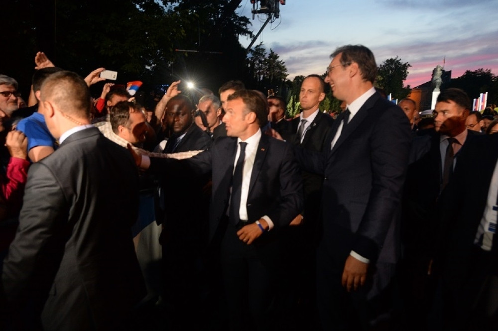 Ne mogu da oproste Makronu što ga srpski narod voli, pa diraju u najsvetije! Pala uvreda kakvu javnost ne pamti (FOTO)