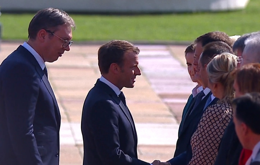 Juče se ispred Palate Srbija pojavio jedan čovek! Svi su se pitali otkud on tamo?! (FOTO)