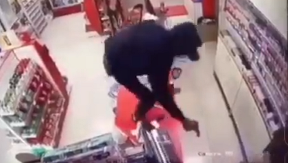 Uleteli sa puškama na benzinsku pumpu, bacili radnike na pod, pa počeli da DIVLJAJU! (VIDEO)