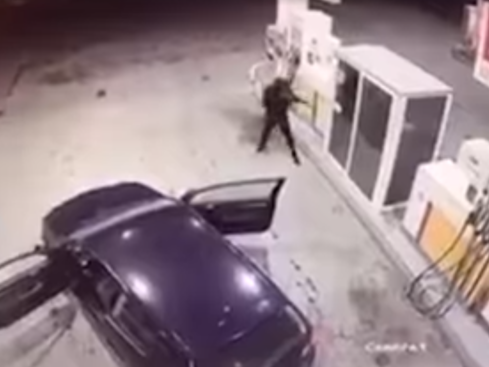 Uleteli naoružani i maskirani, bacili radnike na pod, a onda je počeo PAKAO! Kamere sve snimile! (VIDEO)