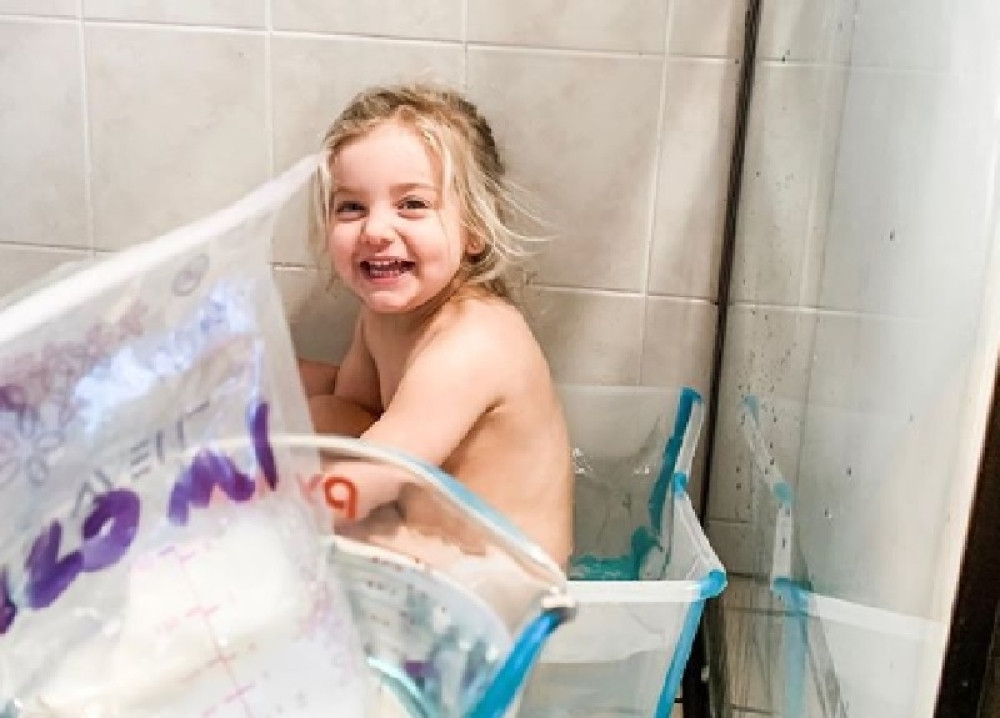 Žene šokirano komentarisale u čemu to kupa dete. Majka se loše pravdala (FOTO)