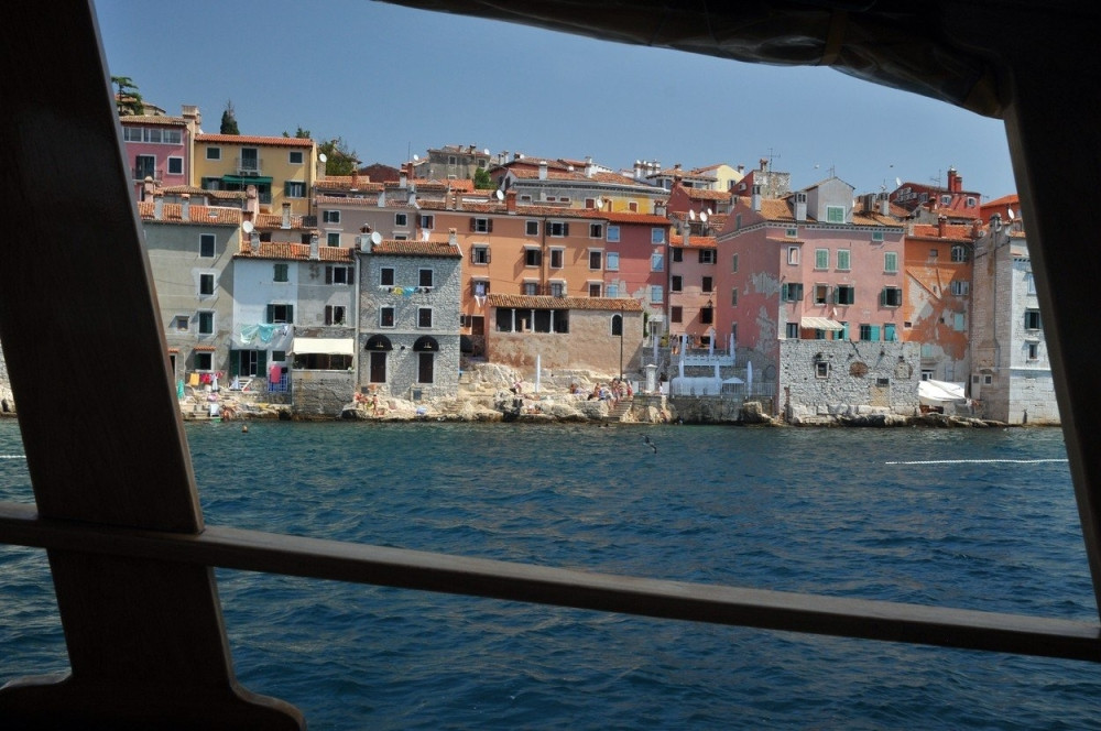 Vlasnik dao sujeti na volju, pa mu odgovorio. Izvređao celu naciju! Sramno obraćanje (FOTO)