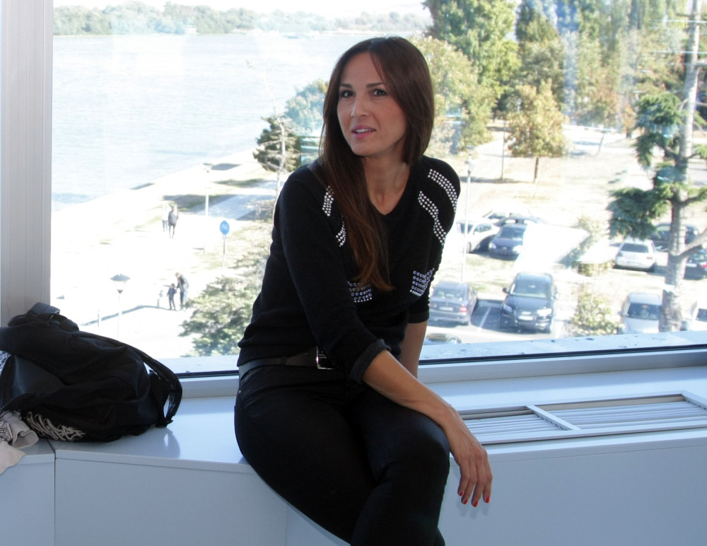 Pogledajte kako izgleda ZANOSNA plavuša (VIDEO)