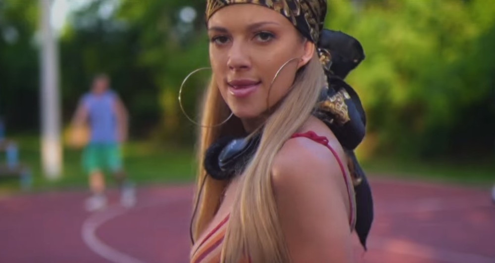 Kija Kockar mlatila grudima pred maloletnom decom?! Otkopčala sako i počela da se dira?! (FOTO)