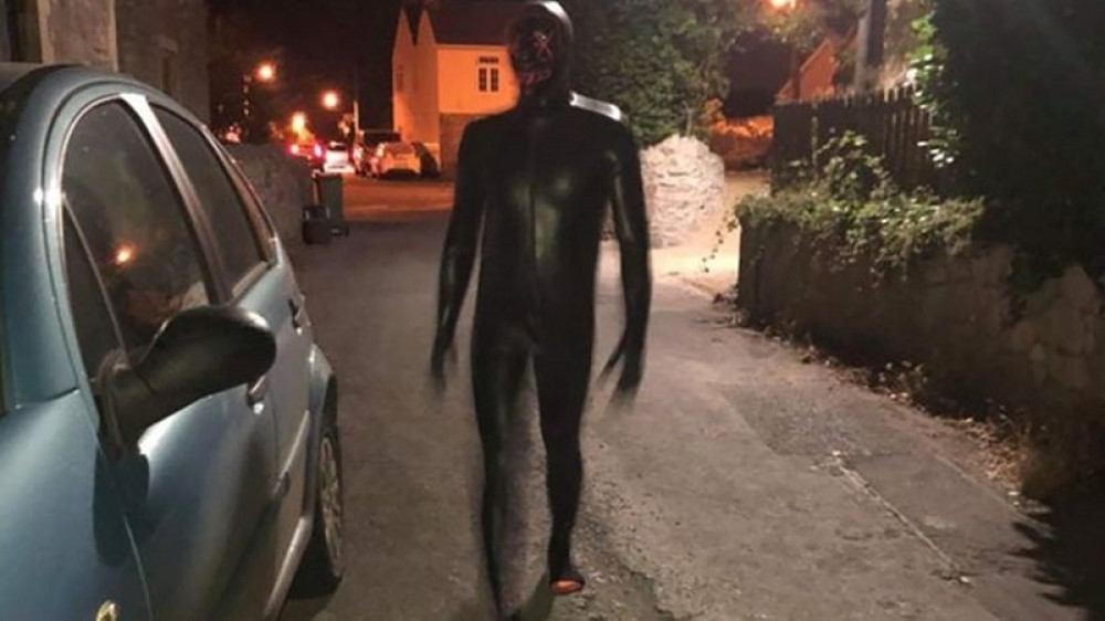 Devojka (23) prijavila manijaka u crnom gumenom odelu! Uspela da ga fotografiše: Dahtao je, ima šavove preko usta (FOTO)