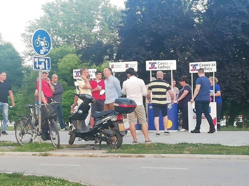 Spektakularni protest Đilasa, Obradovića i Jeremića u Novom Sadu doživeo TOTALNI fijasko! Izašlo je svega 15 ljudi! (FOTO)